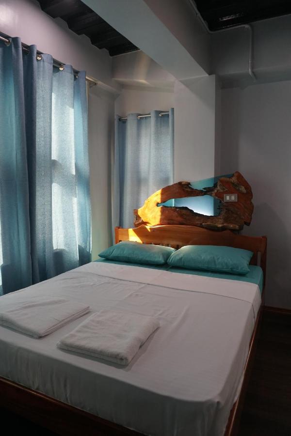 L Cafe Restobar & Lyn'S Guest House Сан Хуан Екстериор снимка