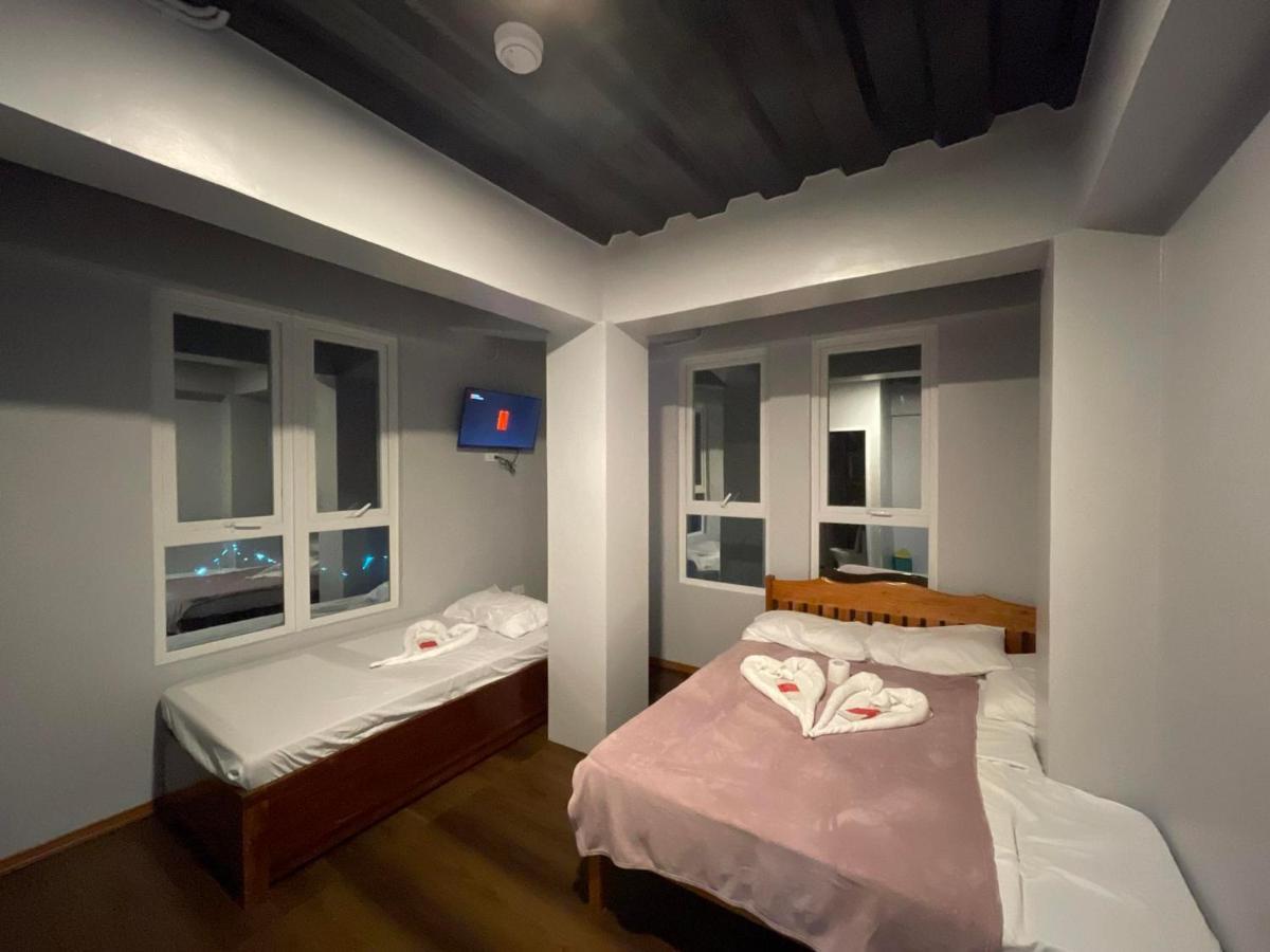 L Cafe Restobar & Lyn'S Guest House Сан Хуан Екстериор снимка