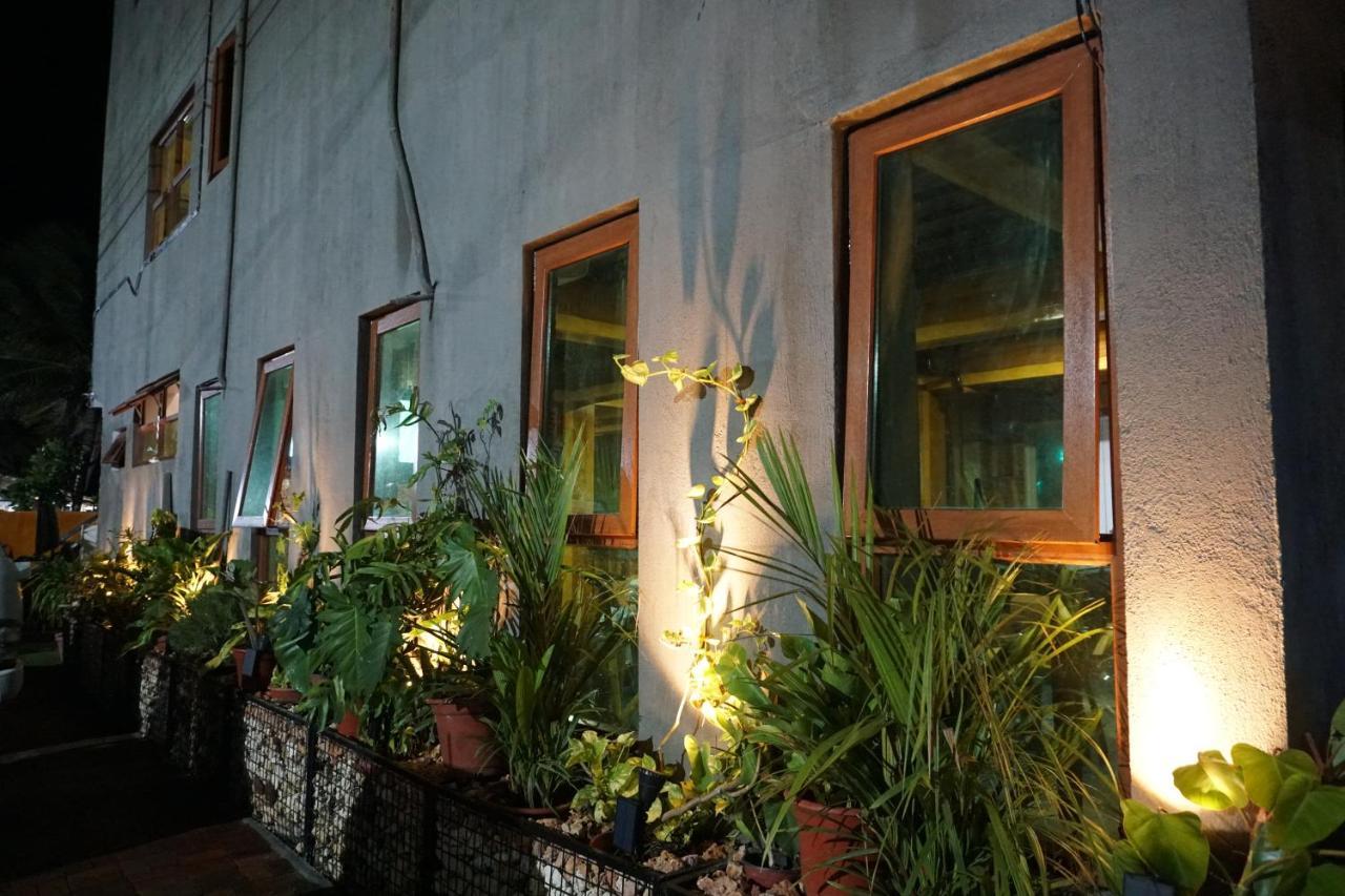 L Cafe Restobar & Lyn'S Guest House Сан Хуан Екстериор снимка