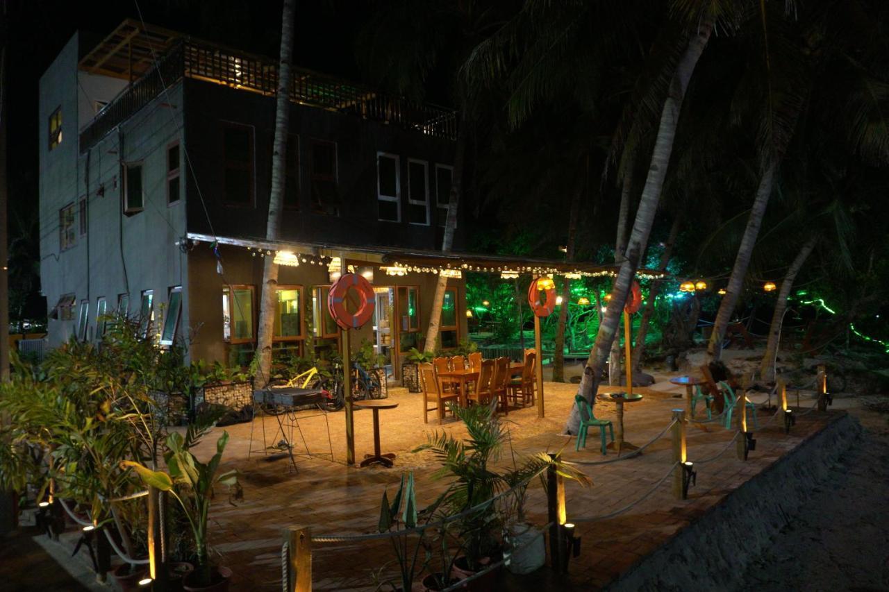 L Cafe Restobar & Lyn'S Guest House Сан Хуан Екстериор снимка