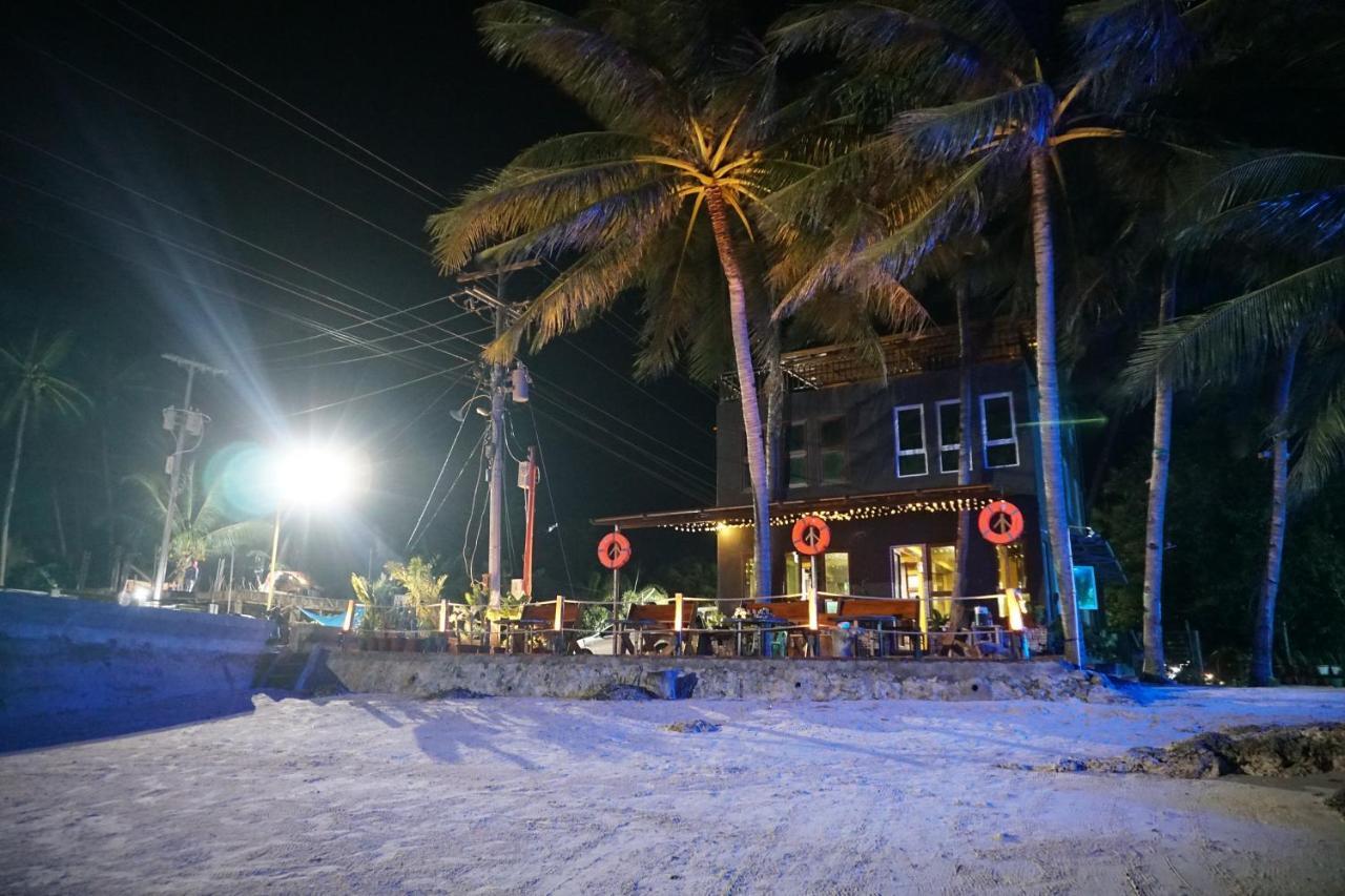 L Cafe Restobar & Lyn'S Guest House Сан Хуан Екстериор снимка