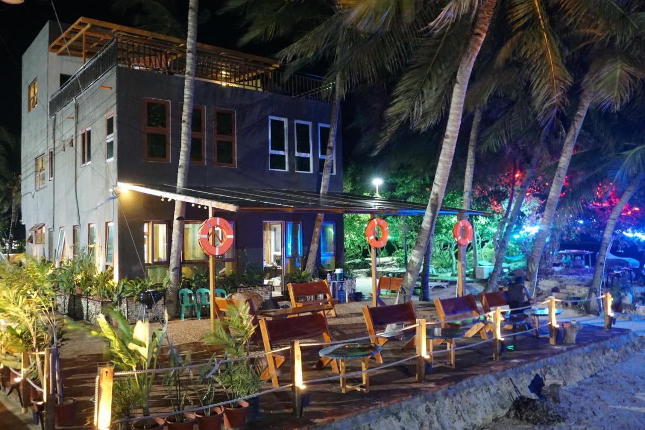L Cafe Restobar & Lyn'S Guest House Сан Хуан Екстериор снимка