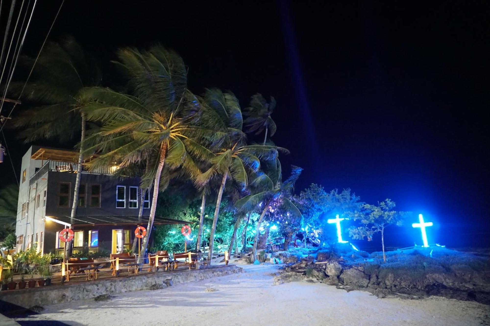 L Cafe Restobar & Lyn'S Guest House Сан Хуан Екстериор снимка