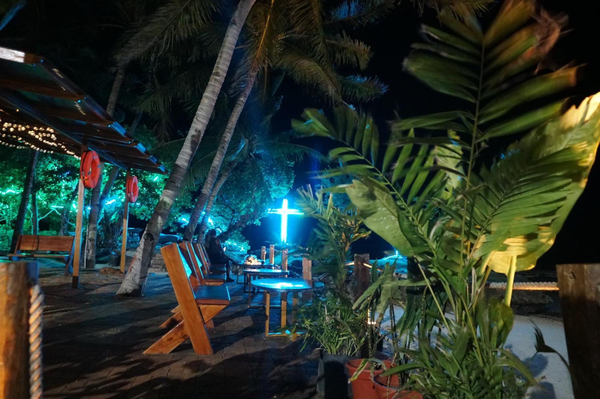 L Cafe Restobar & Lyn'S Guest House Сан Хуан Екстериор снимка
