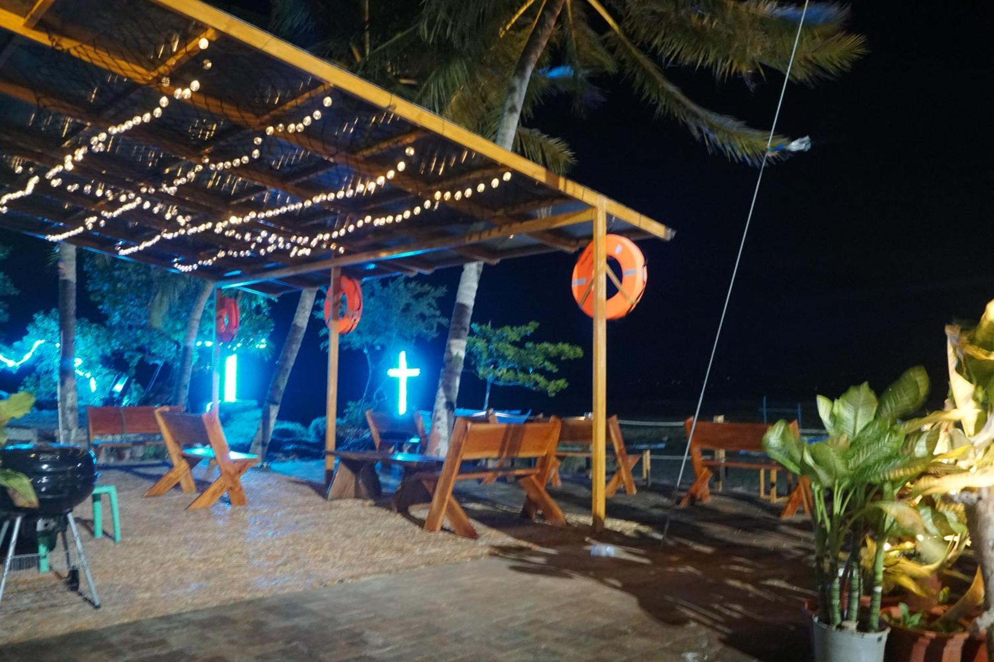 L Cafe Restobar & Lyn'S Guest House Сан Хуан Екстериор снимка