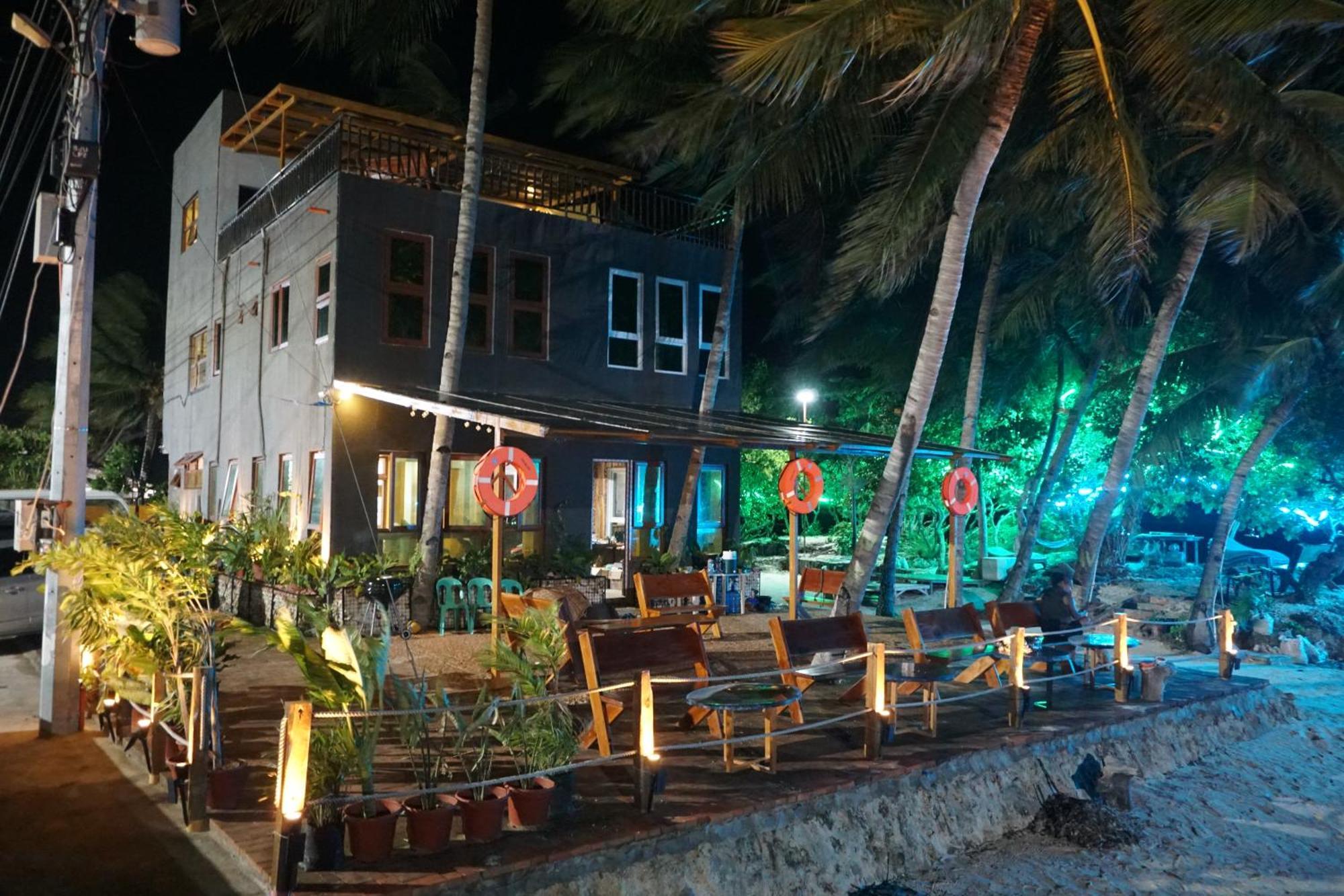 L Cafe Restobar & Lyn'S Guest House Сан Хуан Екстериор снимка